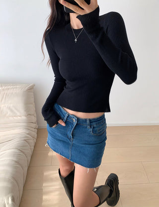 Round neck ribbed knitted sweater