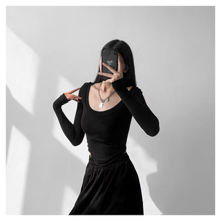 U-neck long-sleeved top