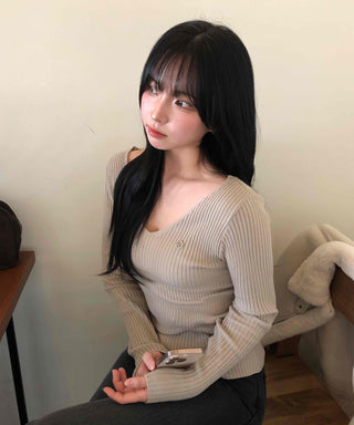 Deep V Fitted Ribbed Pendant Knit