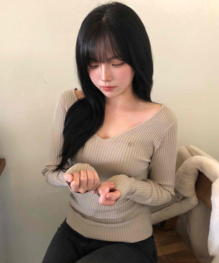 Deep V Fitted Ribbed Pendant Knit