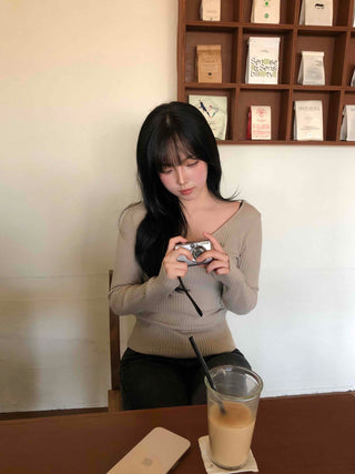 Deep V Fitted Ribbed Pendant Knit