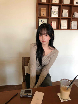 Deep V Fitted Ribbed Pendant Knit