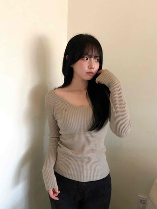 Deep V Fitted Ribbed Pendant Knit