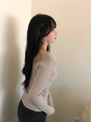 Deep V Fitted Ribbed Pendant Knit
