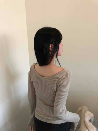 Deep V Fitted Ribbed Pendant Knit