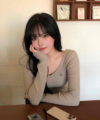 Deep V Fitted Ribbed Pendant Knit