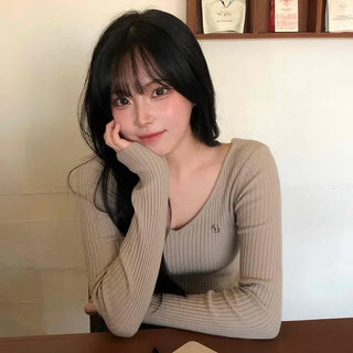Deep V Fitted Ribbed Pendant Knit