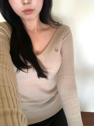 Deep V Fitted Ribbed Pendant Knit