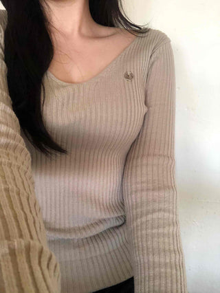 Deep V Fitted Ribbed Pendant Knit