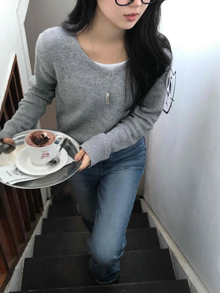 Minimal V-Neck Cozy Fit Knit
