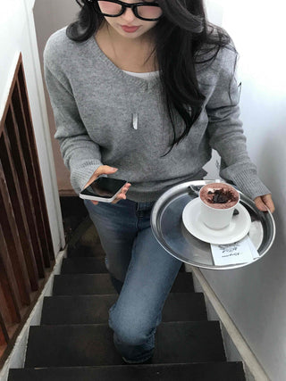 Minimal V-Neck Cozy Fit Knit