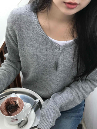 Minimal V-Neck Cozy Fit Knit
