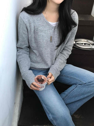 Minimal V-Neck Cozy Fit Knit