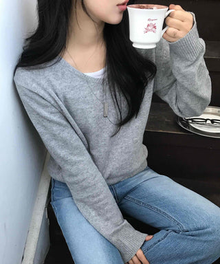 Minimal V-Neck Cozy Fit Knit