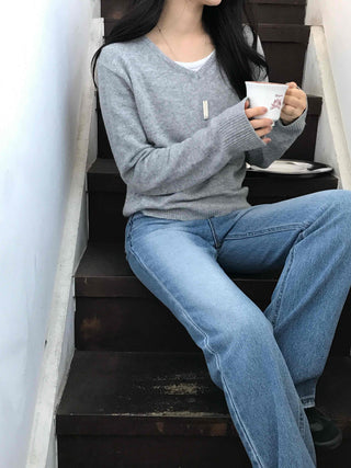 Minimal V-Neck Cozy Fit Knit