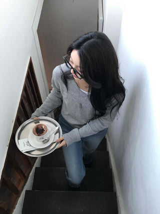 Minimal V-Neck Cozy Fit Knit