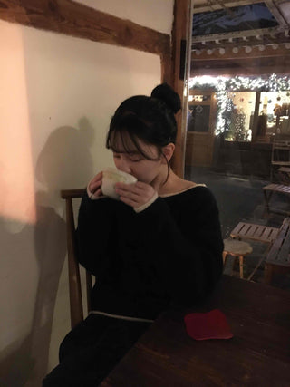 Line Point Loose Fit Boat Neck Knit