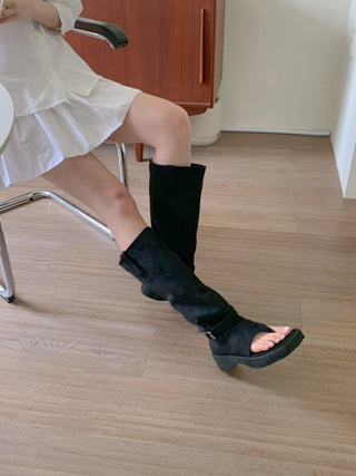 thick-heeled buckle boots