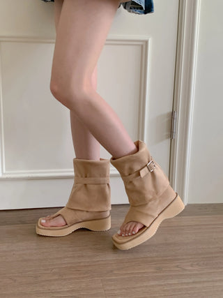 thick-heeled buckle boots