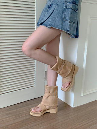 thick-heeled buckle boots