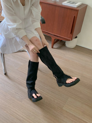 thick-heeled buckle boots