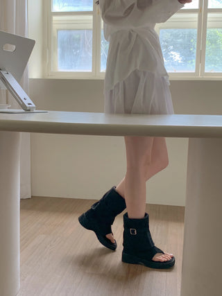 thick-heeled buckle boots