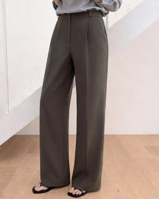 One-tuck slacks