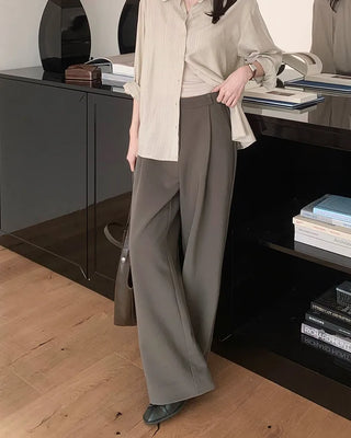 One-tuck slacks
