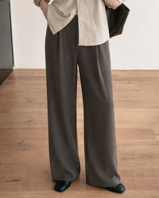 One-tuck slacks