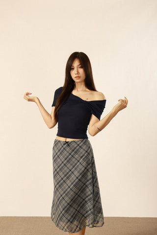 One-shoulder short-sleeved crop top