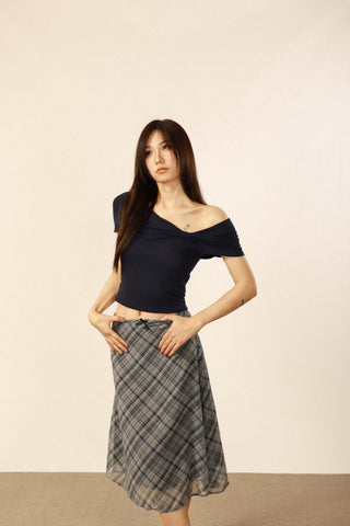 One-shoulder short-sleeved crop top