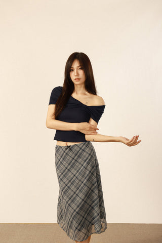 One-shoulder short-sleeved crop top