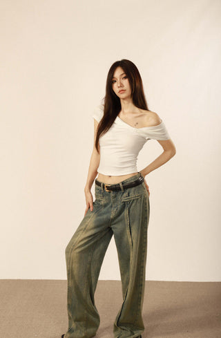 One-shoulder short-sleeved crop top