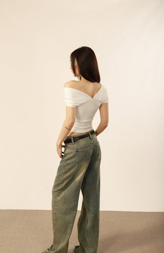 One-shoulder short-sleeved crop top