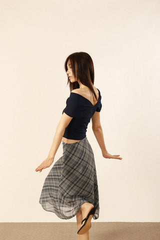One-shoulder short-sleeved crop top
