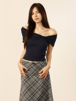 One-shoulder short-sleeved crop top