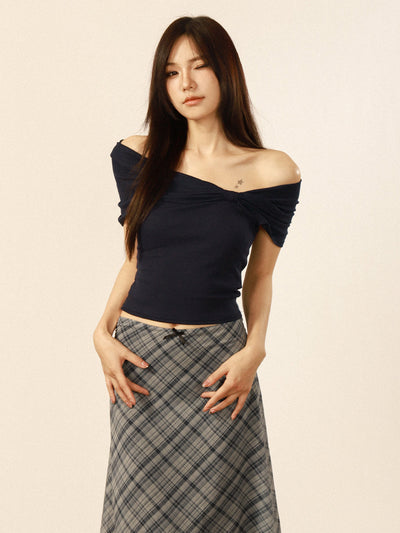 One-shoulder short-sleeved crop top
