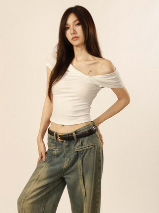 One-shoulder short-sleeved crop top