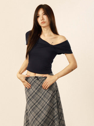 One-shoulder short-sleeved crop top