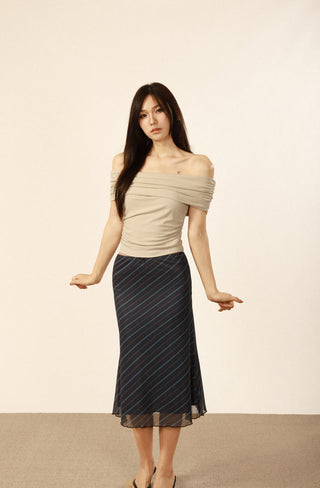 Slim-fitting off-shoulder top