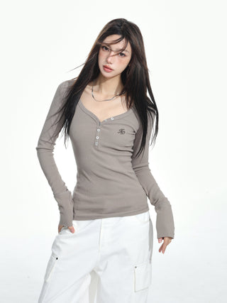 V-neck slim knitted sweater