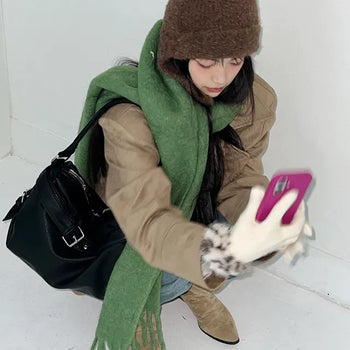 Wide basic color scarf color winter year-end look