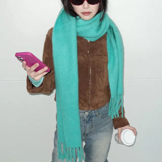 Wide basic color scarf color winter year-end look