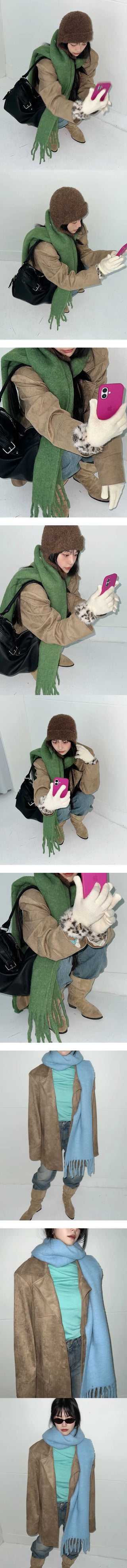 Wide basic color scarf color winter year-end look