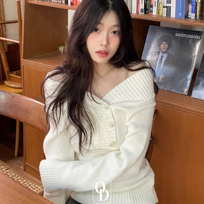 Barely double button off-shoulder slim fit long sleeve knit