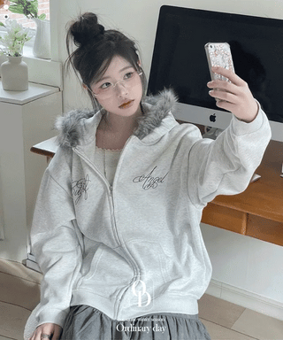 Yennie lettering fleece fur hooded zip-up
