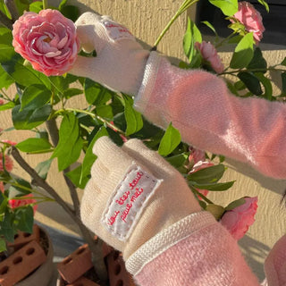 Colorful lettering patch touch gloves