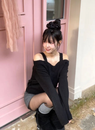 Delua off-shoulder strap long-sleeved knit