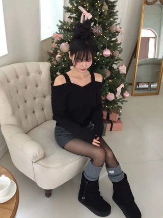 Delua off-shoulder strap long-sleeved knit