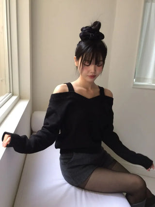 Delua off-shoulder strap long-sleeved knit